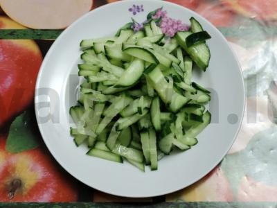 Salotas „Gėlynas“ su rūkytomis vištienos šlaunelėmis ir korėjietiška morkų salotomis Žingsnis 1