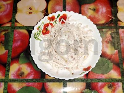 Salotas „Gėlynas“ su rūkytomis vištienos šlaunelėmis ir korėjietiška morkų salotomis Žingsnis 3