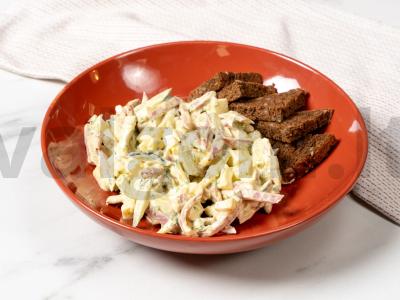 Salotos su agurkais ir dešra pagrindine nuotrauka