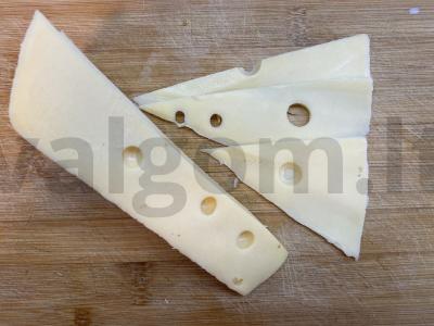 Sumuštinis su marinuotų agurkų rožėmis Žingsnis 3