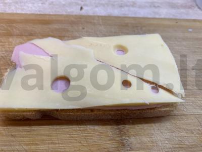 Sumuštinis su marinuotų agurkų rožėmis Žingsnis 5