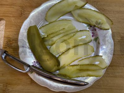 Sumuštinis su marinuotų agurkų rožėmis Žingsnis 6