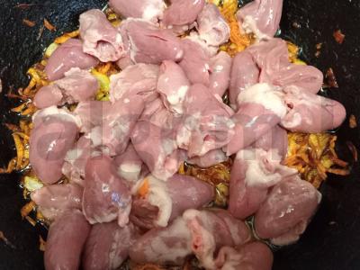 Plovas su „Basmati“ ryžiais ir vištienos širdelėmis Žingsnis 2