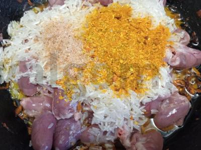 Plovas su „Basmati“ ryžiais ir vištienos širdelėmis Žingsnis 5