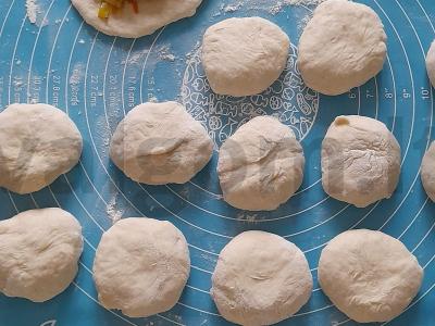 Kepti pyragėliai su kopūstais ir sezamo sėklomis Žingsnis 6