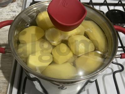 Bulvių apkepas su dešrelėmis, sūriu ir pomidorais Žingsnis 1