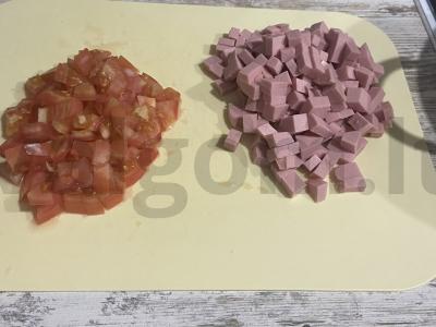 Bulvių apkepas su dešrelėmis, sūriu ir pomidorais Žingsnis 3