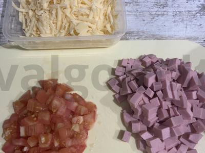 Bulvių apkepas su dešrelėmis, sūriu ir pomidorais Žingsnis 4