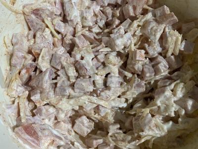 Bulvių apkepas su dešrelėmis, sūriu ir pomidorais Žingsnis 5