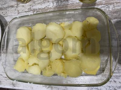 Bulvių apkepas su dešrelėmis, sūriu ir pomidorais Žingsnis 6