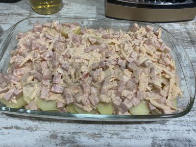 Bulvių apkepas su dešrelėmis, sūriu ir pomidorais Žingsnis 8