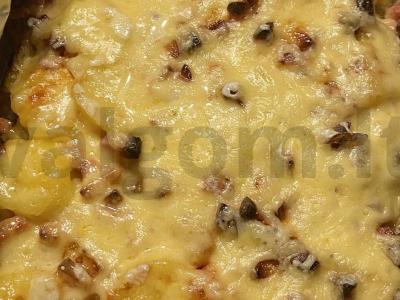 Bulvių apkepas su dešrelėmis, sūriu ir pomidorais pagrindine nuotrauka