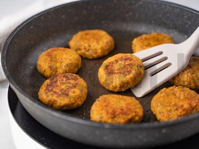 Vegetariškos kotletai iš grikių ir lęšių Žingsnis 6