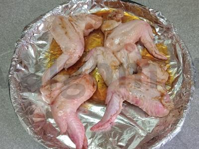 Kepti vištienos sparneliai mandarinų ir medaus marinate Žingsnis 3