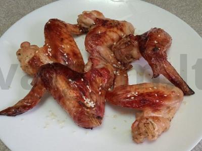 Kepti vištienos sparneliai mandarinų ir medaus marinate pagrindine nuotrauka