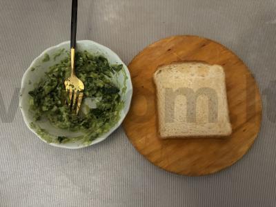 Tostai su poširuotu kiaušiniu, avokadu ir špinatais Žingsnis 2