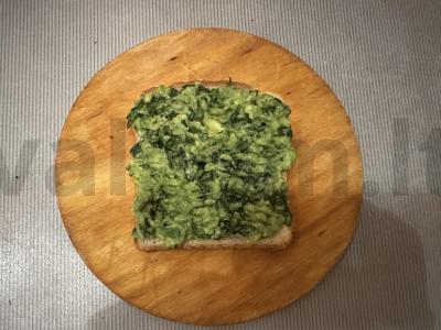 Tostai su poširuotu kiaušiniu, avokadu ir špinatais Žingsnis 3