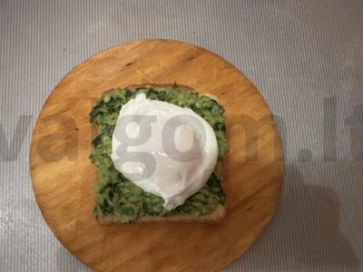 Tostai su poširuotu kiaušiniu, avokadu ir špinatais Žingsnis 4