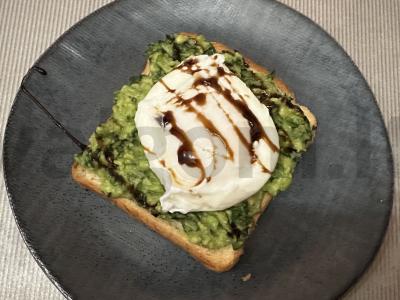 Tostai su poširuotu kiaušiniu, avokadu ir špinatais Žingsnis 5