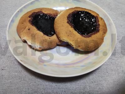 Uogienė su serbentų sausainiais pagrindine nuotrauka