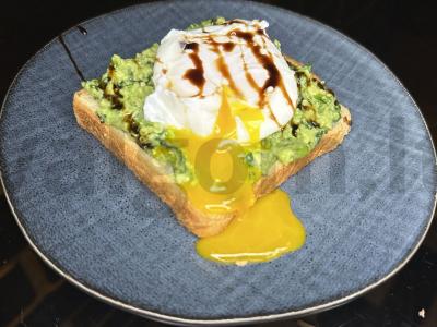 Tostai su poširuotu kiaušiniu, avokadu ir špinatais pagrindine nuotrauka