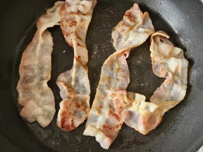 Krištolinė bagelė su bekonu ir agurku Žingsnis 1