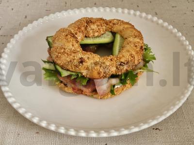 Krištolinė bagelė su bekonu ir agurku pagrindine nuotrauka