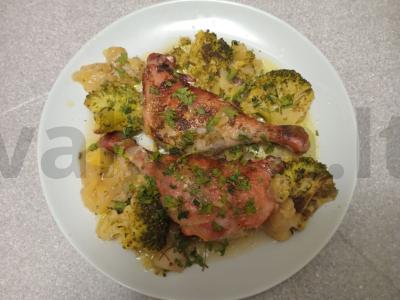 Antis, kepta su obuoliais ir brokoliais pagrindine nuotrauka