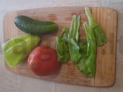 Vasaros daržovių salotos su žolelėmis ir sūriu Žingsnis 1