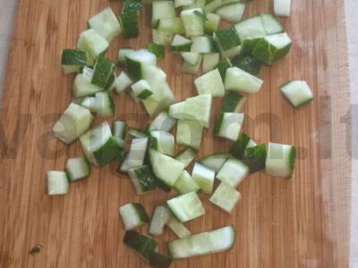 Vasaros daržovių salotos su žolelėmis ir sūriu Žingsnis 4