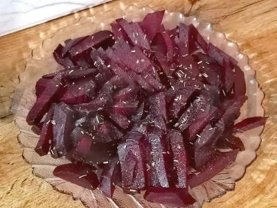 Keptas burokėlių salotas pagrindine nuotrauka