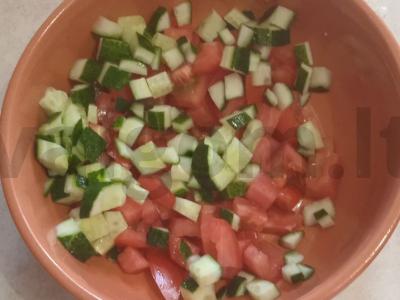 Vasaros daržovių salotos su žolelėmis ir sūriu Žingsnis 5