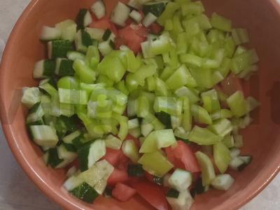 Vasaros daržovių salotos su žolelėmis ir sūriu Žingsnis 7