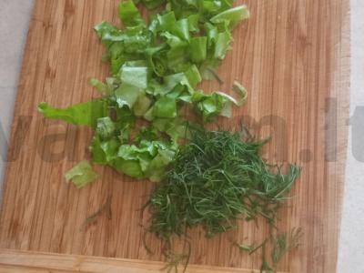 Vasaros daržovių salotos su žolelėmis ir sūriu Žingsnis 8