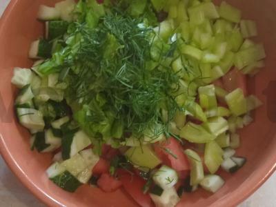 Vasaros daržovių salotos su žolelėmis ir sūriu Žingsnis 9