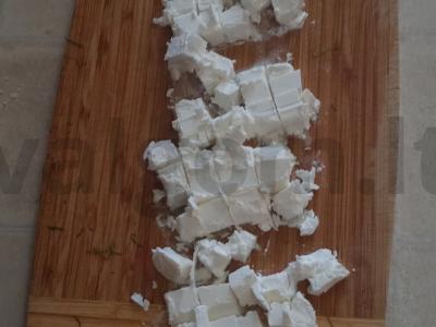 Vasaros daržovių salotos su žolelėmis ir sūriu Žingsnis 10