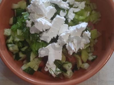 Vasaros daržovių salotos su žolelėmis ir sūriu Žingsnis 11