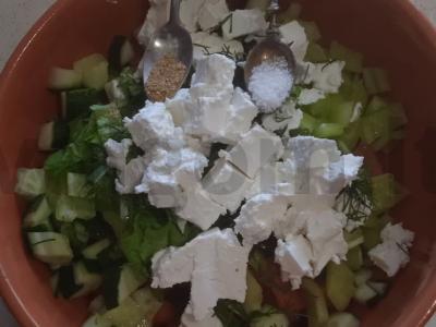 Vasaros daržovių salotos su žolelėmis ir sūriu Žingsnis 12