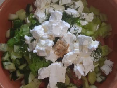 Vasaros daržovių salotos su žolelėmis ir sūriu Žingsnis 13