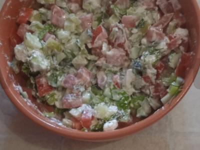 Vasaros daržovių salotos su žolelėmis ir sūriu Žingsnis 14