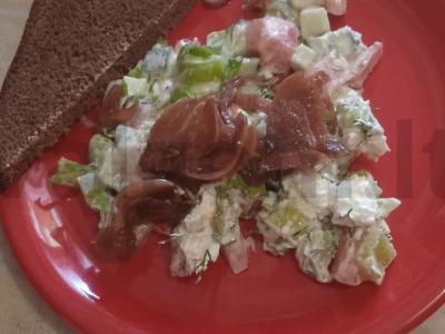 Vasaros daržovių salotos su žolelėmis ir sūriu pagrindine nuotrauka