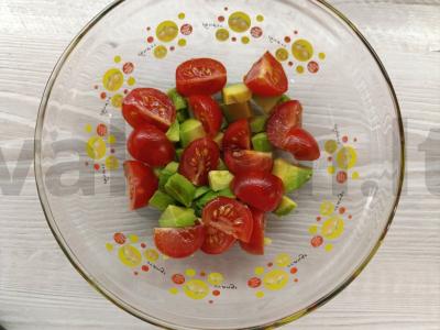 Daržovių salotas su špinatais, sūriu ir avokadu Žingsnis 1