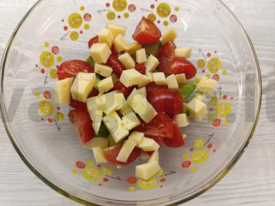 Daržovių salotas su špinatais, sūriu ir avokadu Žingsnis 2