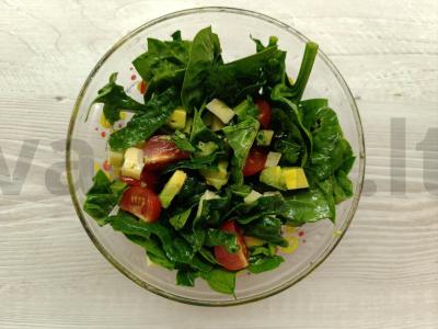 Daržovių salotas su špinatais, sūriu ir avokadu pagrindine nuotrauka