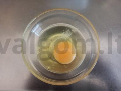 Salotos su paprikomis, krabų lazdelėmis, pomidoru, kiaušiniu ir sausainiais Žingsnis 1