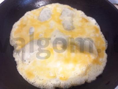 Salotos su paprikomis, krabų lazdelėmis, pomidoru, kiaušiniu ir sausainiais Žingsnis 2