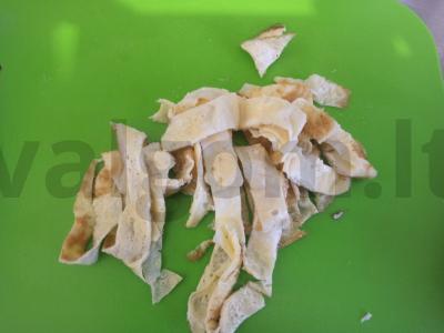 Salotos su paprikomis, krabų lazdelėmis, pomidoru, kiaušiniu ir sausainiais Žingsnis 3