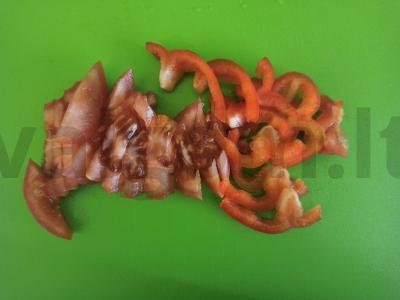 Salotos su paprikomis, krabų lazdelėmis, pomidoru, kiaušiniu ir sausainiais Žingsnis 4