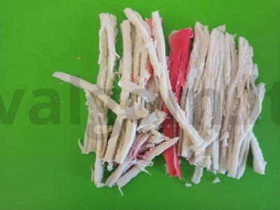 Salotos su paprikomis, krabų lazdelėmis, pomidoru, kiaušiniu ir sausainiais Žingsnis 5