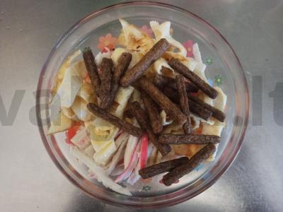 Salotos su paprikomis, krabų lazdelėmis, pomidoru, kiaušiniu ir sausainiais Žingsnis 6